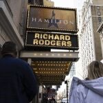 Gente pasea por las calles de Broadway en plena expansión de la variante Ómicron