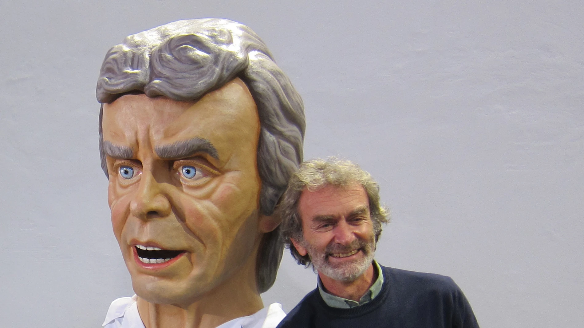 El director del Centro de Coordinación de Alertas y Emergencias Sanitarias (CCAES), Fernando Simón, en la presentación del nuevo cabezudo en su honor. Su centro recopila las estadísticas sobre las infecciones de sanitarios