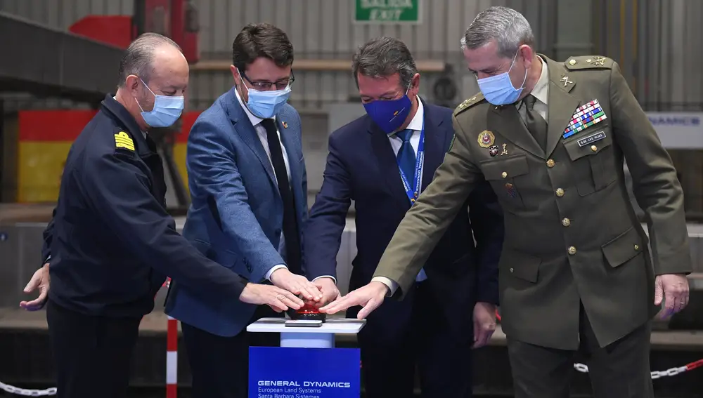 El almirante Santiago Ramón González, Enrique Fernández, Juan Escriña y el teniente general Fernando Miguel García y García de las Hijas activan el botón con el que arrancó el corte de la primera plancha del 8x8 el pasado diciembre