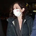 Isabel Díaz Ayuso se va de concierto en estas míticas zapatillas