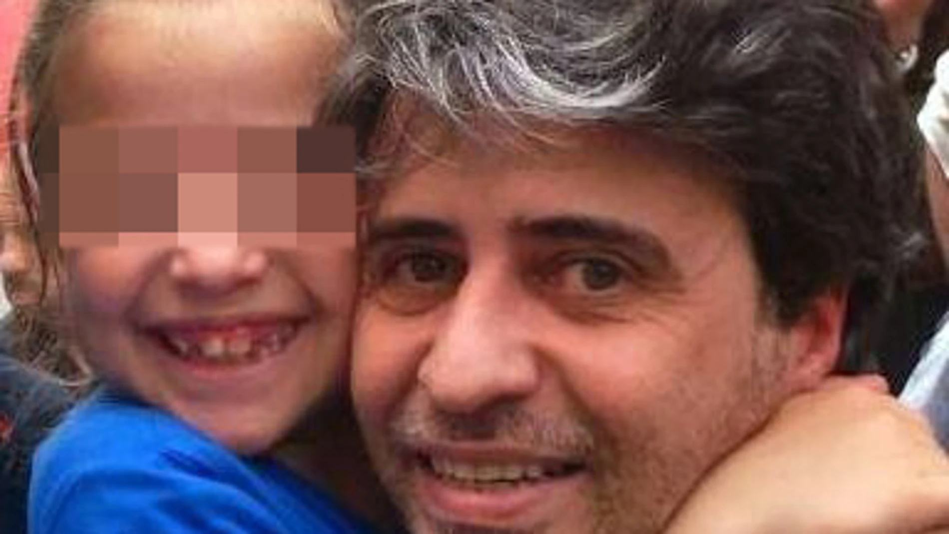 Carlos Salgado y su hija Carolina, cuando la pequeña vivía en España