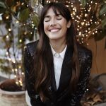 Ana Moya con el blazer más brillante de Lefties.