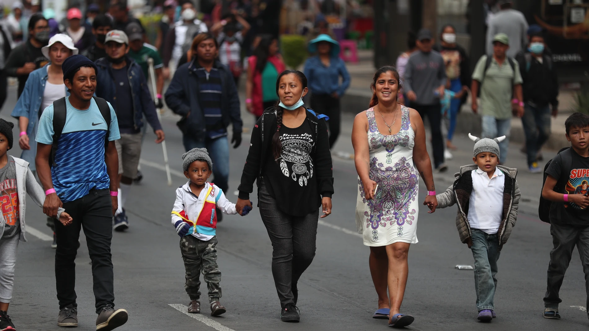 MEX1195. CIUDAD DE MÉXICO (MÉXICO), 18/12/2021.- Integrantes de la caravana migrante marchan hoy, por las principales avenidas de la Ciudad de México (México). Cientos de integrantes de la caravana migrante que partió en octubre pasado de Tapachula, Chiapas, en el sur del país, marcharon este sábado en Ciudad de México, para conmemorar el Día Internacional del Migrante y exigir respeto a sus derechos humanos y parar la violencia en su contra. EFE/Sáshenka Gutiérrez