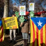 Varias personas acuden a la manifestación contra el fallo del 25% de castellano.