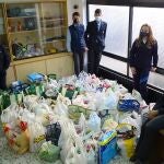 Los alumnos del Peñacorada entregan los alimentos a las familias más necesitadas