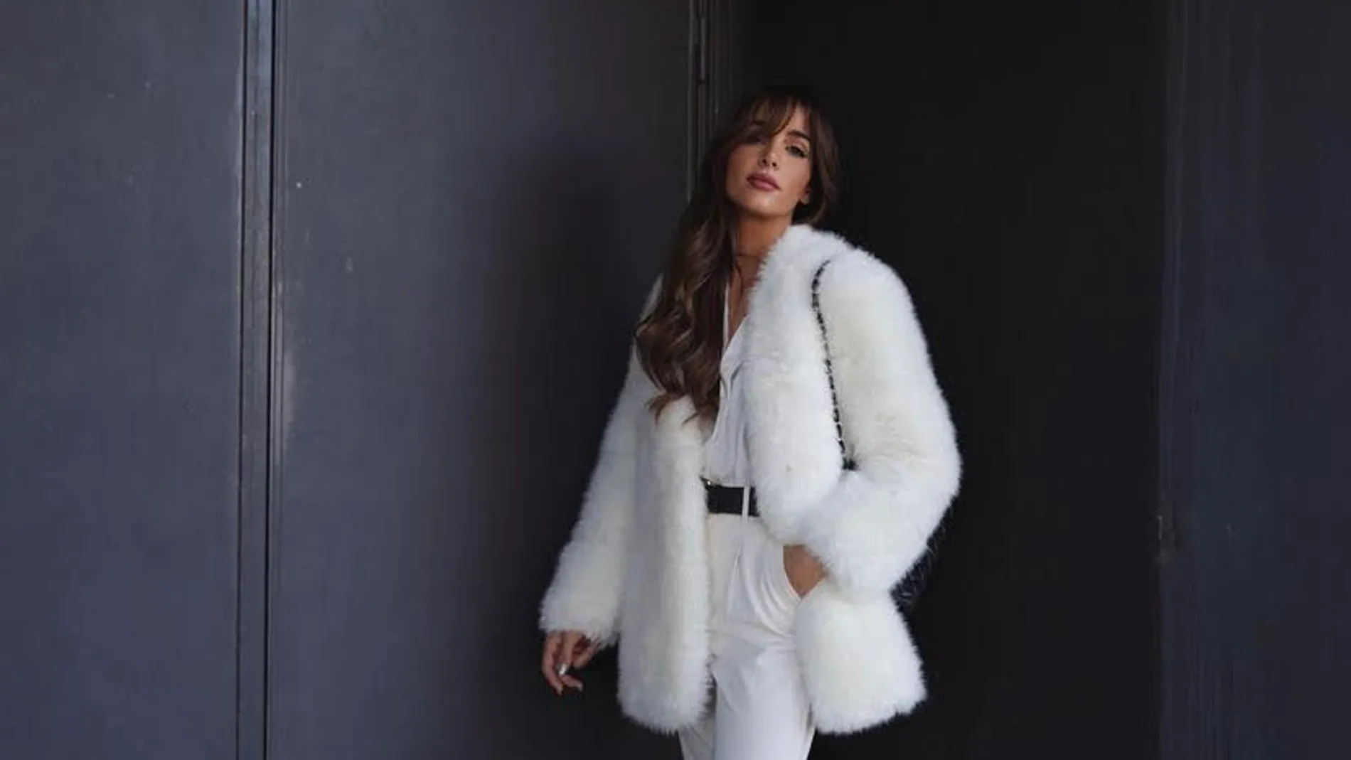 Rocío Osorno con abrigo blanco de Mango.