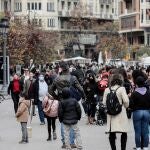 Decenas de personas pasean la Plaza del Ayuntamiento de Valencia, algunas de ellas sin la preceptiva mascarilla.