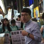 Nathan Law, uno de los líderes de la 'revolución de los paraguas' en el 2014, se dirige a sus simpatizantes durante una concentración en la Causeway Bay de Hong Kong, en una foto de archivo