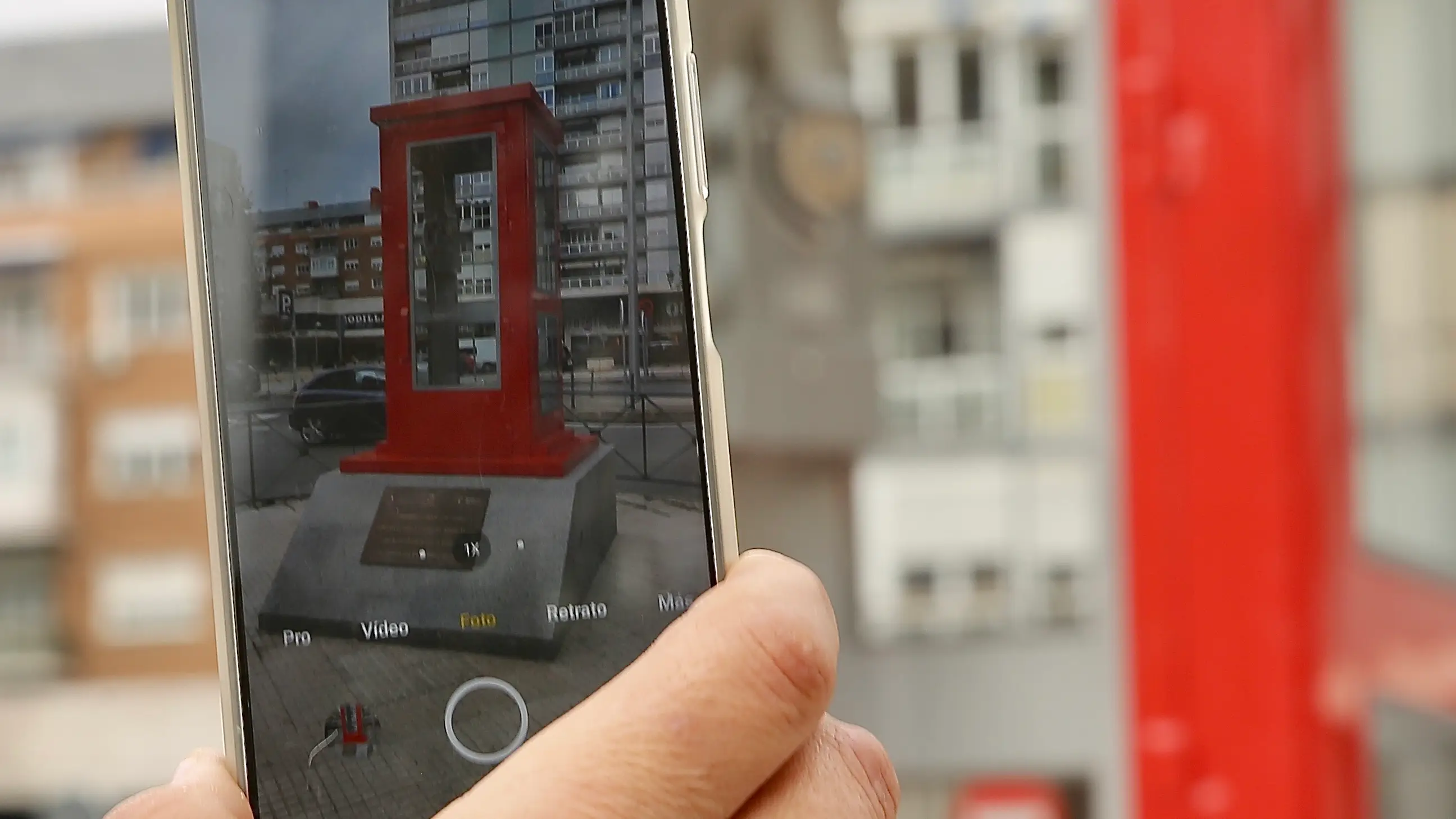 Cabina telefónica homenaje al cineasta Antonio Mercero en la plaza del Conde Valle Suchil.