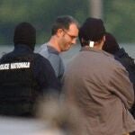 Mikel Albisu, "Mikel Antza", (con gafas), tras ser detenido en Francia junto a su compañera Soledad Iparraguirre, "Anboto", en 2004