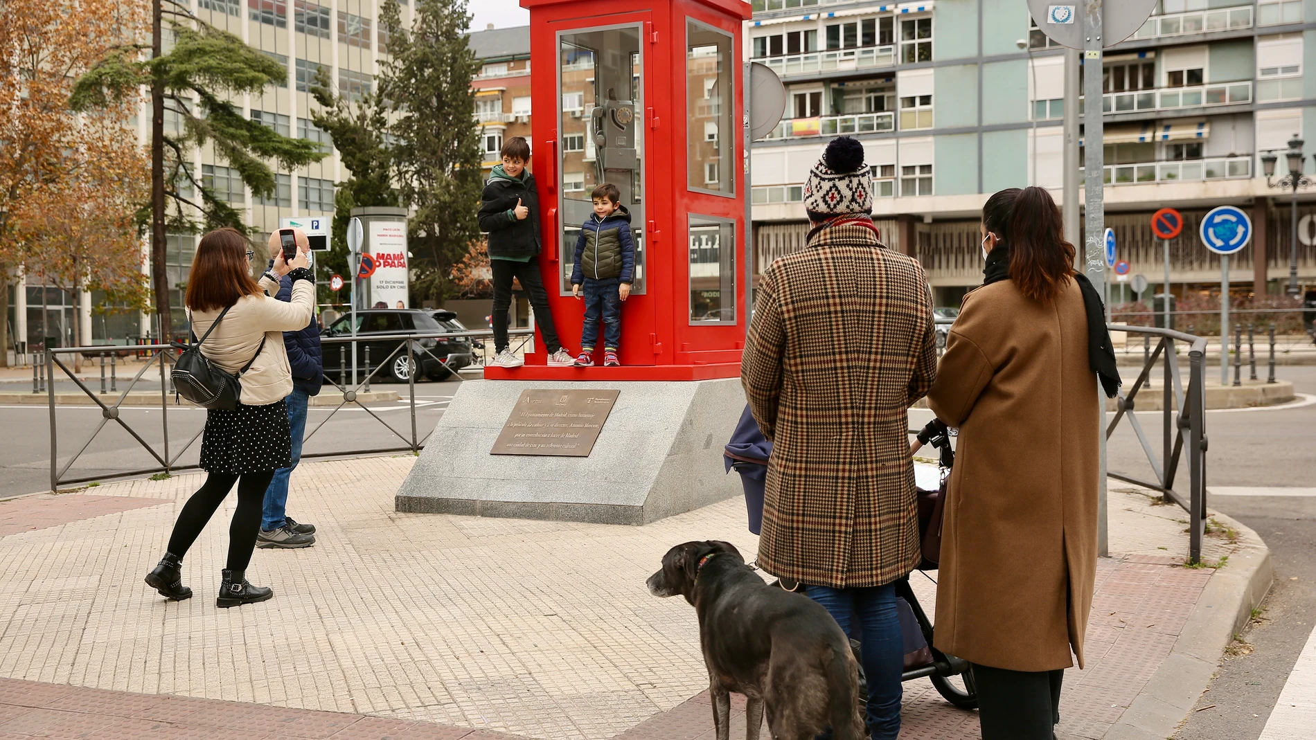 Cabina telefónica homenaje al cineasta Antonio Mercero en la plaza del Conde Valle Suchil.