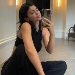 Kylie Jenner con cara lava y una piel perfecta.