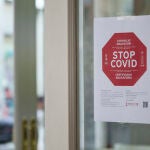 Cartel en la puerta de un bar durante el primer día de petición de Certificados Covid-19 para la hostelería. Joaquín Corchero / Europa Press