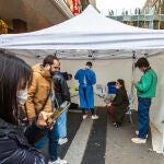 Varias personas se hacen pruebas PCR en París