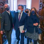 Juan Espadas (c) con el próximo alcalde Antonio Muñoz (1i)y Sonia Gaya. Eduardo Briones / Europa Press