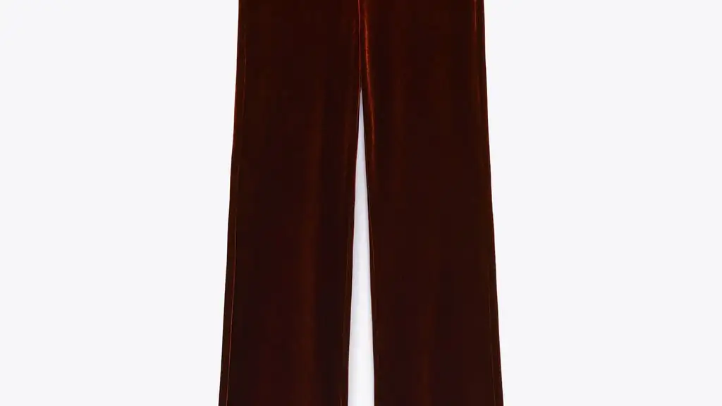 Pantalón flore terciopelo, de Zara