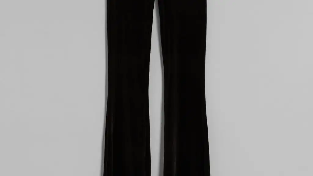 Pantalón flare terciopelo cadena strass, de Bershka