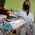 Una farmaceútica muestra un último test de antígenos en su farmacia de Madrid