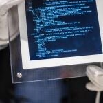 Una casa de subastas de París vendió el SMS el martes en código digital en una tableta