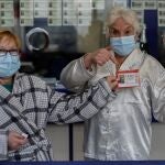 GRAFCVA1698. ALAQUÀS (VALENCIA), 21/12/2021.- Varias personas acuden a una administración de lotería de Alaquàs (Valencia), que regala décimos del sorteo de Navidad a los 50 primeros clientes que lleguen en pijama. EFE/Biel Aliño