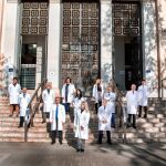 Ana Arbáizar, en el centro, junto al resto de su candidatura a presidir el Colegio de Médicos de Valencia
