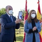 La delegada del Gobierno, Virginia Barcones, entrega la distinción al alcalde Manuel Rufino García