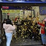 Administración número 67. Doña Manolita. Celebración del primer premio, del gordo de la Lotería de Navidad