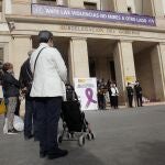 Vista general de la concentración convocada ante la subdelegación del Gobierno de Alicante en señal de repulsa por la última víctima de violencia de género ocurrida este fin de semana en Torrevieja.