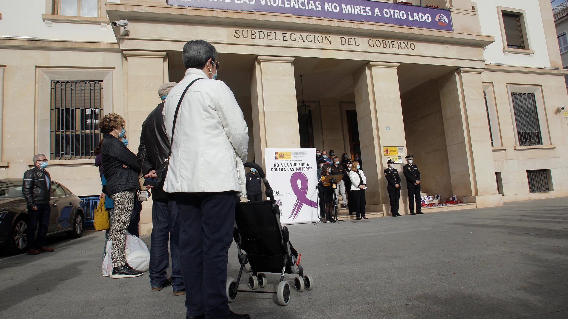 Vista general de la concentración convocada ante la subdelegación del Gobierno de Alicante en señal de repulsa por la última víctima de violencia de género ocurrida este fin de semana en Torrevieja.