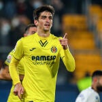 Gerard Moreno celebra uno de sus dos goles al Levante