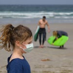 Una niña lleva una mascarilla en la Playa das Salseiras en el municipio de A Laracha, A Coruña.