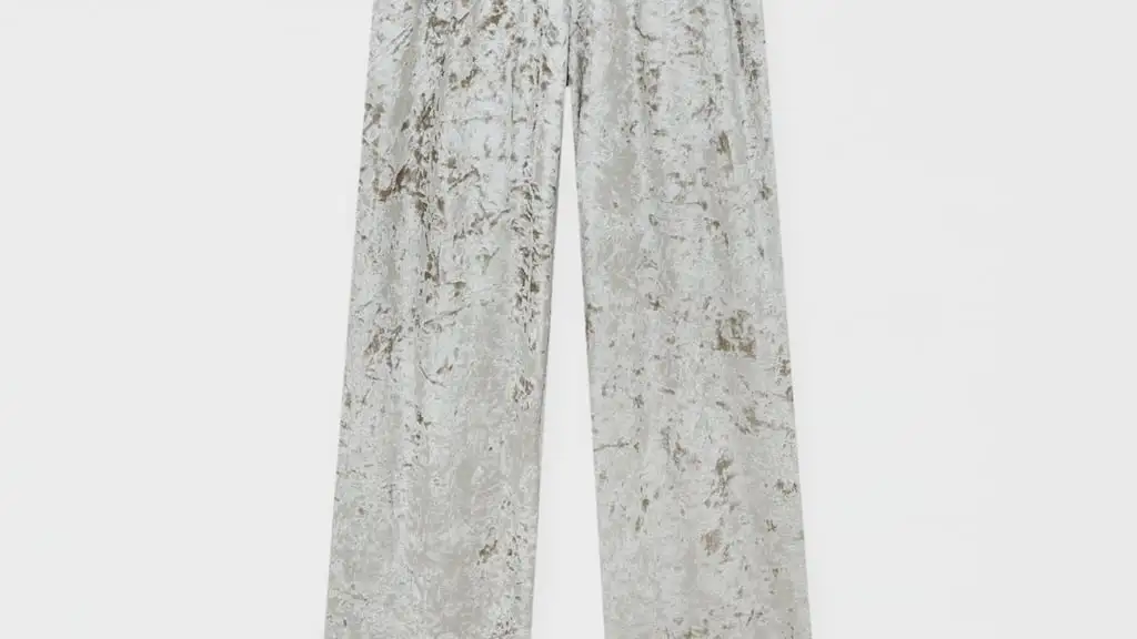 Pantalón de terciopelo fluido en color gris, de Pull & Bear