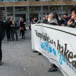 El ex dirigente de ETA "Mikel Antza" saluda a miembros de Sortu y EH Bildu antes de declarar sobre el asesinato de Ordóñez