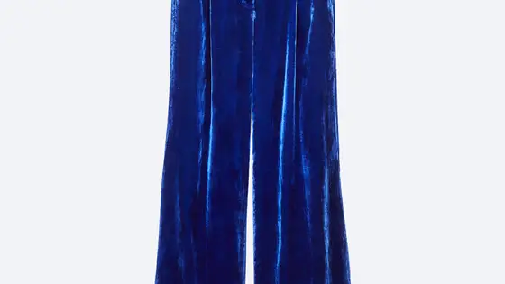 Pantalón de terciopelo de pernera ancha en color azul, de Uterqüe
