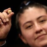 Yanisse Alexandra, una de las niñas de la residencia de San Ildefonso, posa minutos después de cantar el primer premio. Eduardo Parra / Europa Press