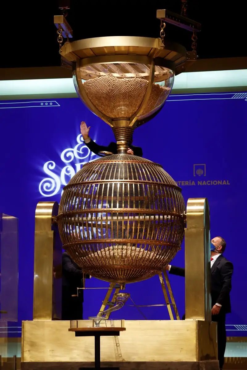 Los operarios preparan el bombo antes del sorteo de la Lotería de Navidad celebrado en el Teatro Real de Madrid este miércoles. EFE/ Juan Carlos Hidalgo