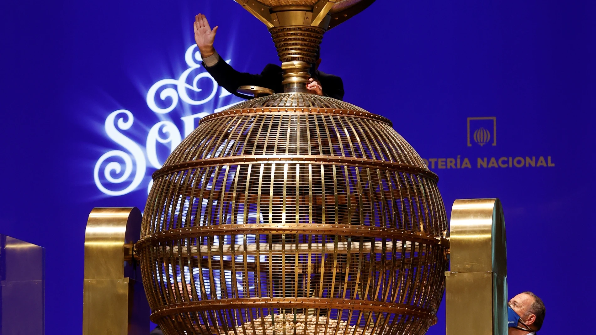 Los operarios preparan el bombo antes del sorteo de la Lotería de Navidad celebrado en el Teatro Real de Madrid este miércoles. EFE/ Juan Carlos Hidalgo