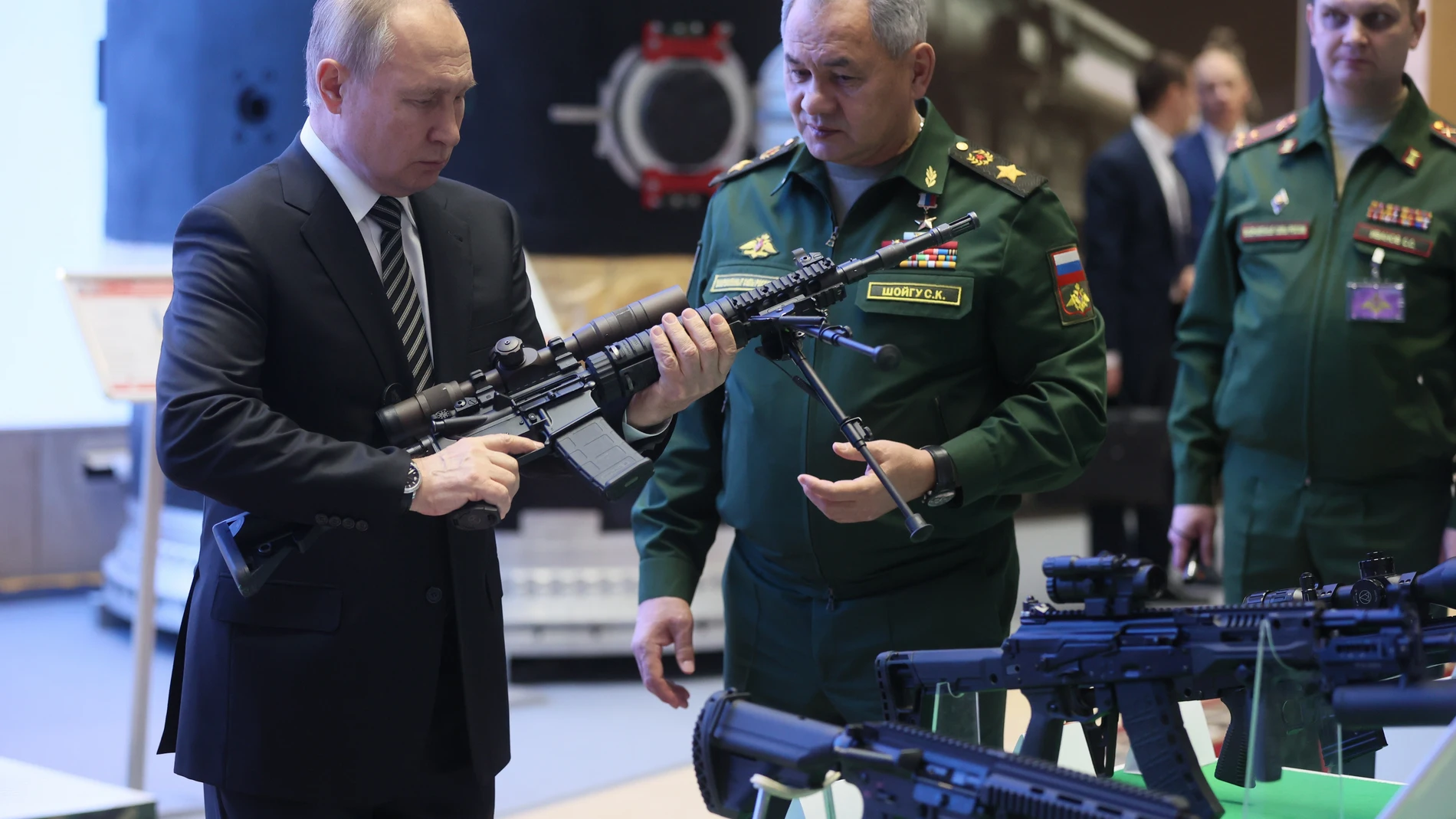 Vladimir Putin con un fusil junto a su ministro de Defensa Sergei Shoigu