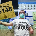 Javier Moñino, empleado de la administración situada en la zona del AVE de la Estación de Atocha, celebra que ha vendido parte del número 86148 correspondiente al 'Gordo'