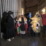 Personas esperan frente al Teatro Real para el sorteo de la lotería de Navidad 2021, con aforo reducido de público por la Covid-19 | EUROPA PRESS