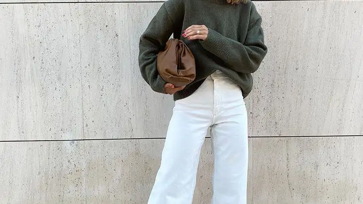 Alexandra Pereira con pantalón campana en tono blanco.