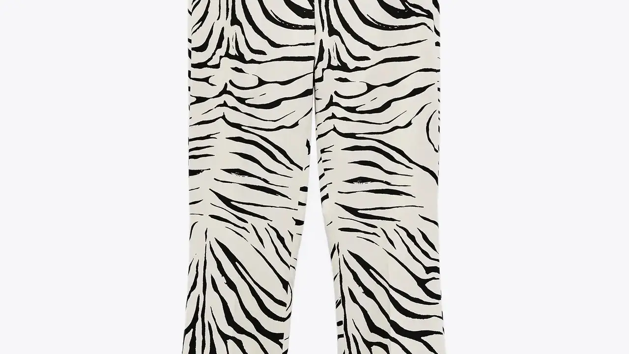 Pantalón campana con estampado en tono blanco.