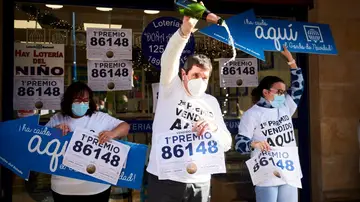 El Gordo de Navidad cae en la administración de lotería número uno de Santoña, en Cantabria. Vende una serie con diez décimos El Gordo de Navidad cae en la administración de lotería número uno de Santoña, en Cantabria. Vende una serie con diez décimos