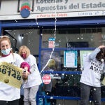 De izquierda a derecha, Lidia, Carmen y Patricia, celebran la venta de El Gordo en la calle Toledo de Madrid, en el centro de la capital