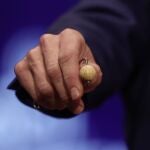Una de las bolas del Sorteo Extraordinario de la Lotería de Navidad 2021, en el Teatro Real de Madrid, a 22 de diciembre de 2021