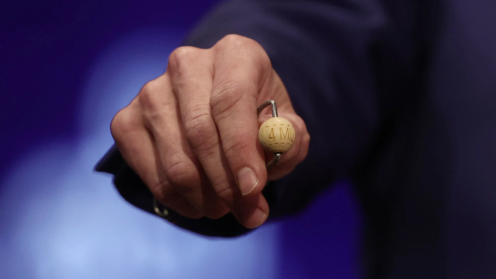Una de las bolas del Sorteo Extraordinario de la Lotería de Navidad 2021, en el Teatro Real de Madrid, a 22 de diciembre de 2021