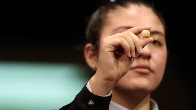 Una de las niñas de la residencia de San Ildefonso sostiene la bola con la que ha cantado uno de los quintos premios. Eduardo Parra / Europa Press