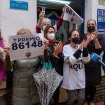 Las loteras de la administración número 2 San Pancracio de Ayamonte (Huelva) celebran con varios clientes la venta del número 86148, agraciado con el gordo de la Lotería de Navidad. EFE/ Julián Pérez