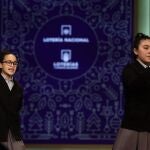 Paula Figuereo (i) y Yanisse Alexandra, dos de las niñas de la residencia de San Ildefonso, posan minutos después de cantar el primer premio 86.148, durante la celebración del Sorteo Extraordinario de la Lotería de Navidad 2021 en el Teatro Real de Madrid, a 22 de diciembre de 2021