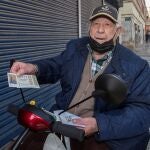 Antonio Muñoz, un octogenario habitual de la administración número 10 de Cartagena, "El Popeye", muestra dos décimos del 26711 que han sido premiados con el quinto premio